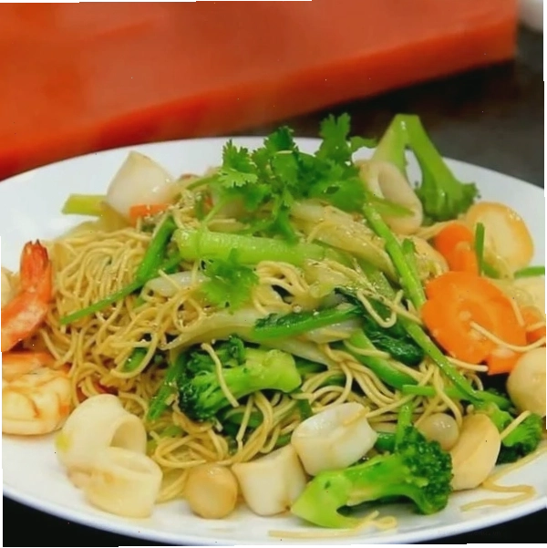 Mì xào hải sản tươi rói