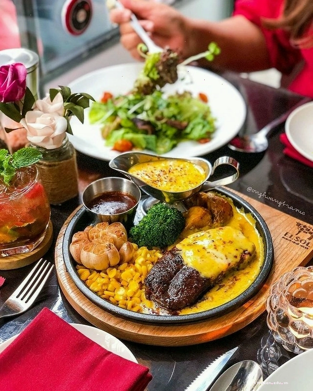 Miếng steak thơm ngon, mọng nước tại Elson Meat & Wine
