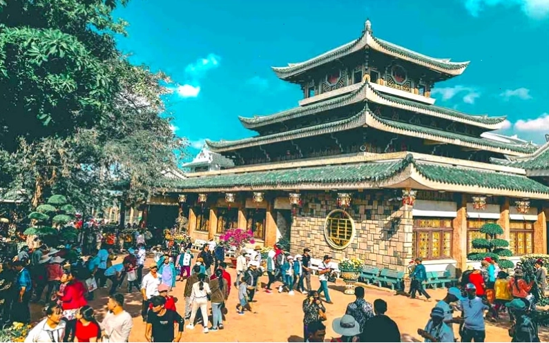 Miếu Bà Chúa Xứ Núi Sam, điểm hành hương tâm linh thu hút đông đảo du khách