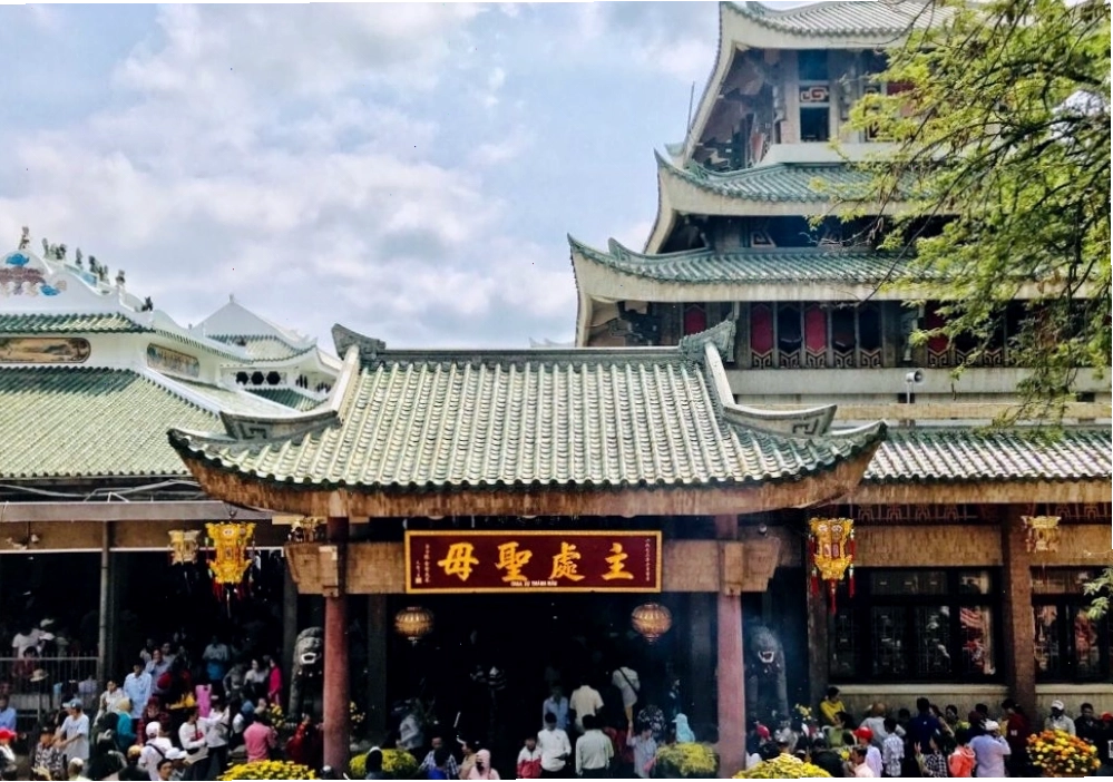 Miếu Bà Chúa Xứ Núi Sam với kiến trúc độc đáo và không khí trang nghiêm