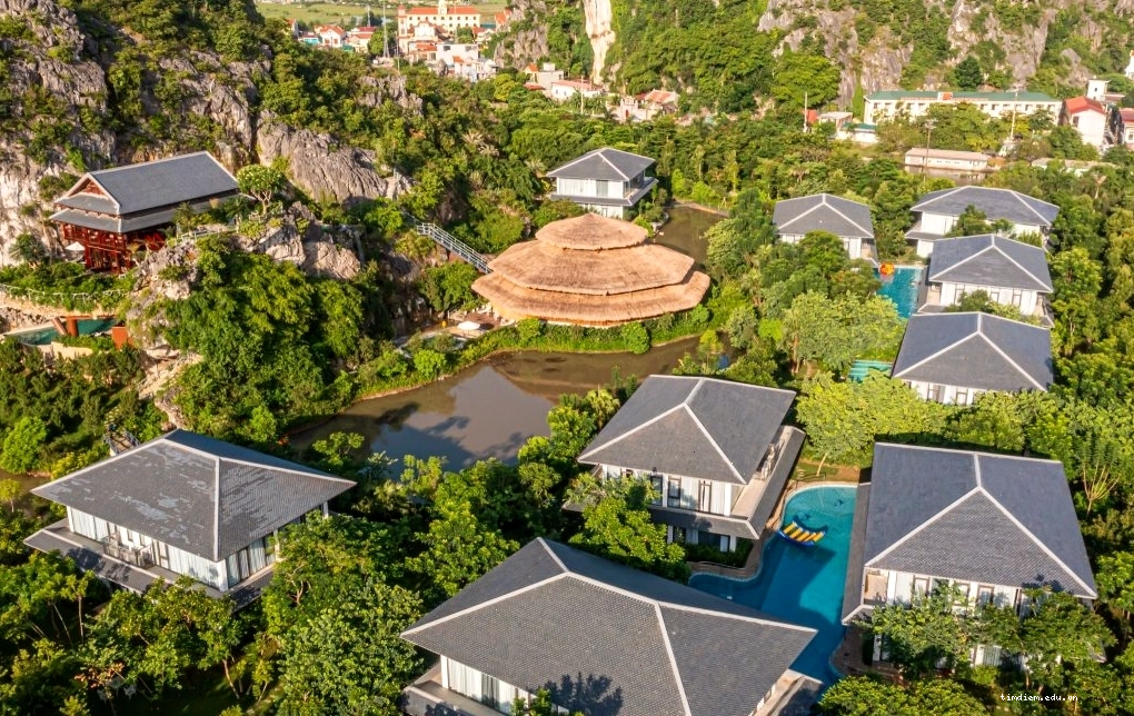 Minawa Kênh Gà Resort & Spa Ninh Bình nhìn từ trên cao với không gian xanh mát