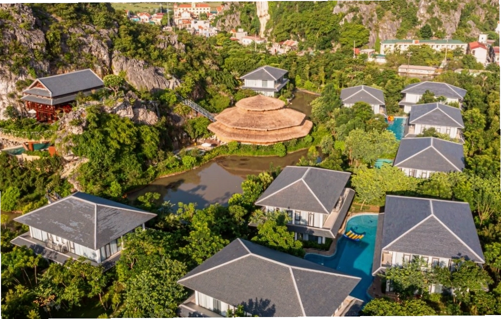 Minawa Kênh Gà Resort & Spa Ninh Bình nhìn từ trên cao với không gian xanh mát