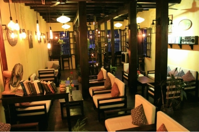 Minh họa phong cách Rustic với vật liệu gỗ và cây xanh