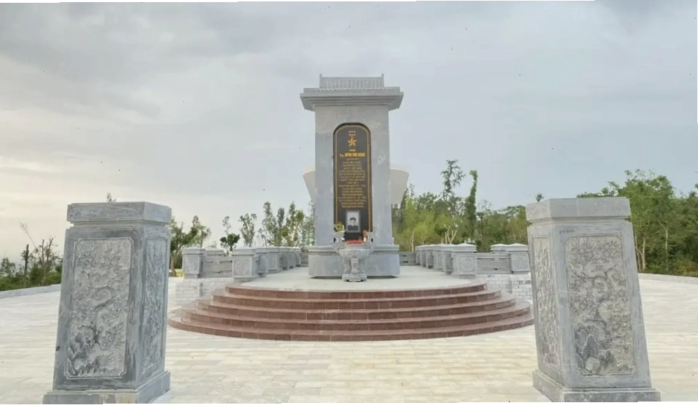 Mộ Cụ Huỳnh Thúc Kháng tại chùa Thiên Ấn