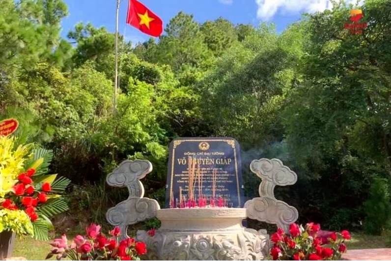 Mộ Đại tướng Võ Nguyên Giáp tại Vũng Chùa - Đảo Yến