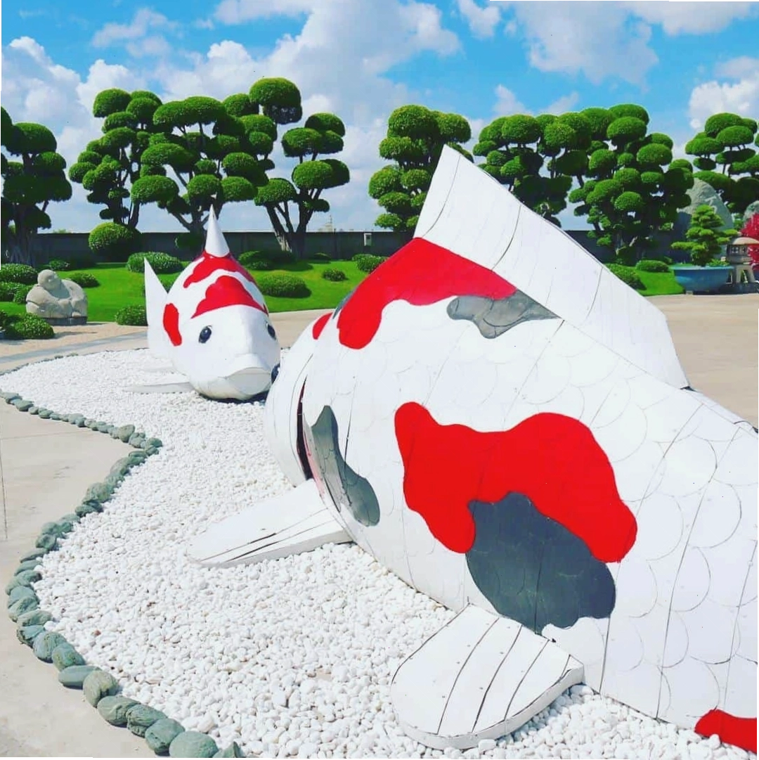 Mô hình cá Koi trang trí tại công viên