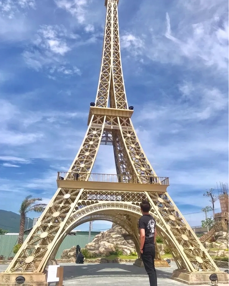 Mô hình Tháp Eiffel tại Công viên Kỳ Quan Đà Nẵng