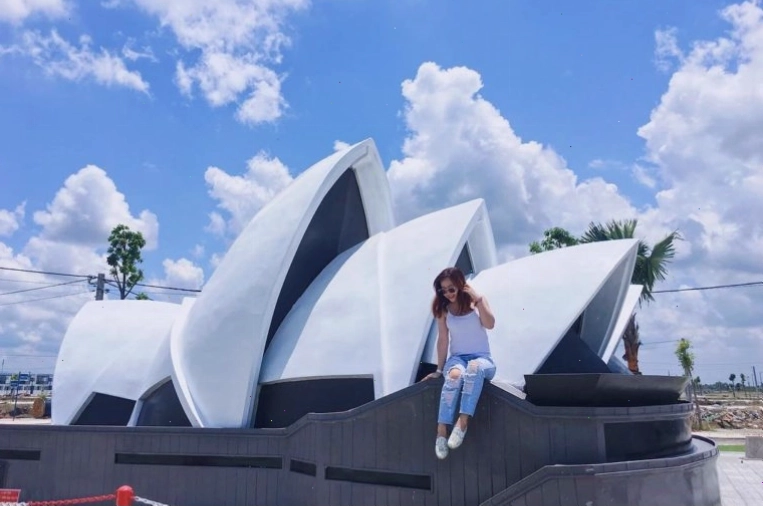 Mô hình Tháp Eiffel thu nhỏ tại Công viên 7 kỳ quan Long An
