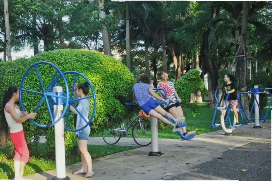 Mọi người tập thể dục tại công viên Gia Định