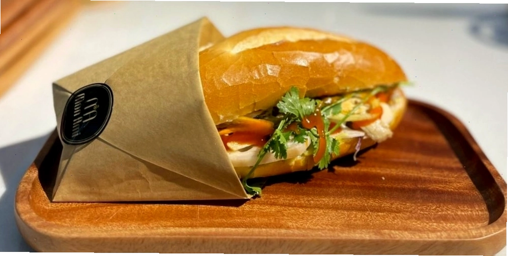 Mon Ami Cafe phục vụ đồ ăn nhẹ và thức uống