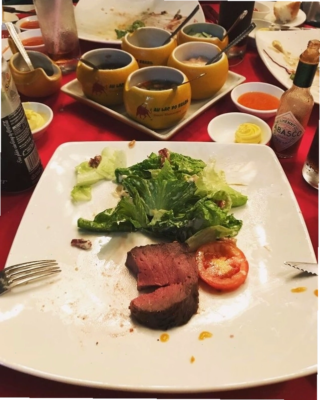 Món ăn hấp dẫn tại một nhà hàng ở Hoàn Kiếm