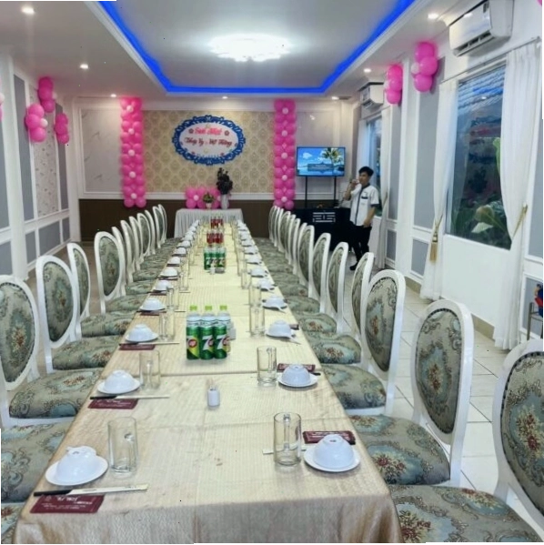 Món ăn hấp dẫn trên bàn tiệc tại nhà hàng Tư Trì