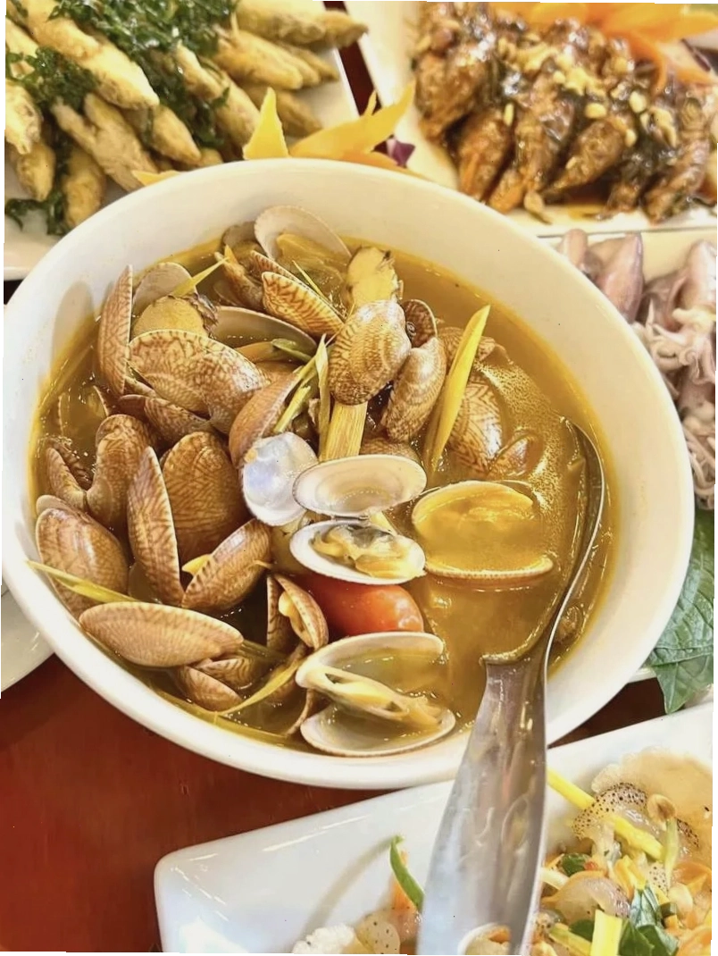 Món ăn Việt Nam hấp dẫn tại nhà hàng Song Ngư