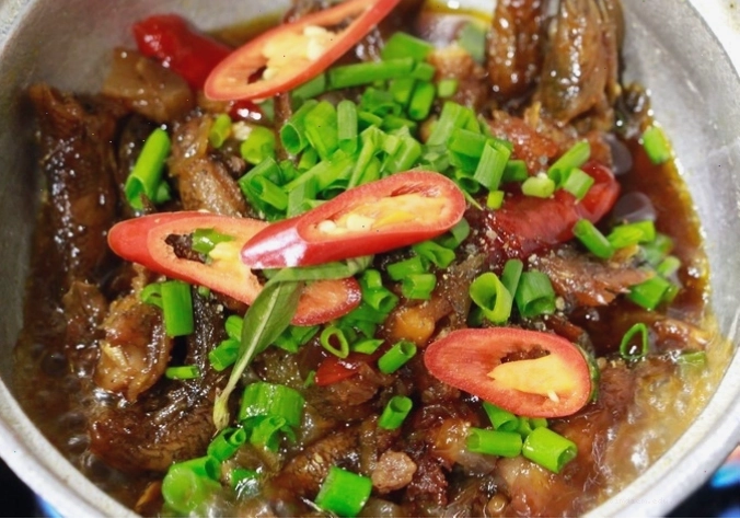 Món cá bống kho tộ tại nhà hàng Chạn Huế, đặc sản từ phá Tam Giang