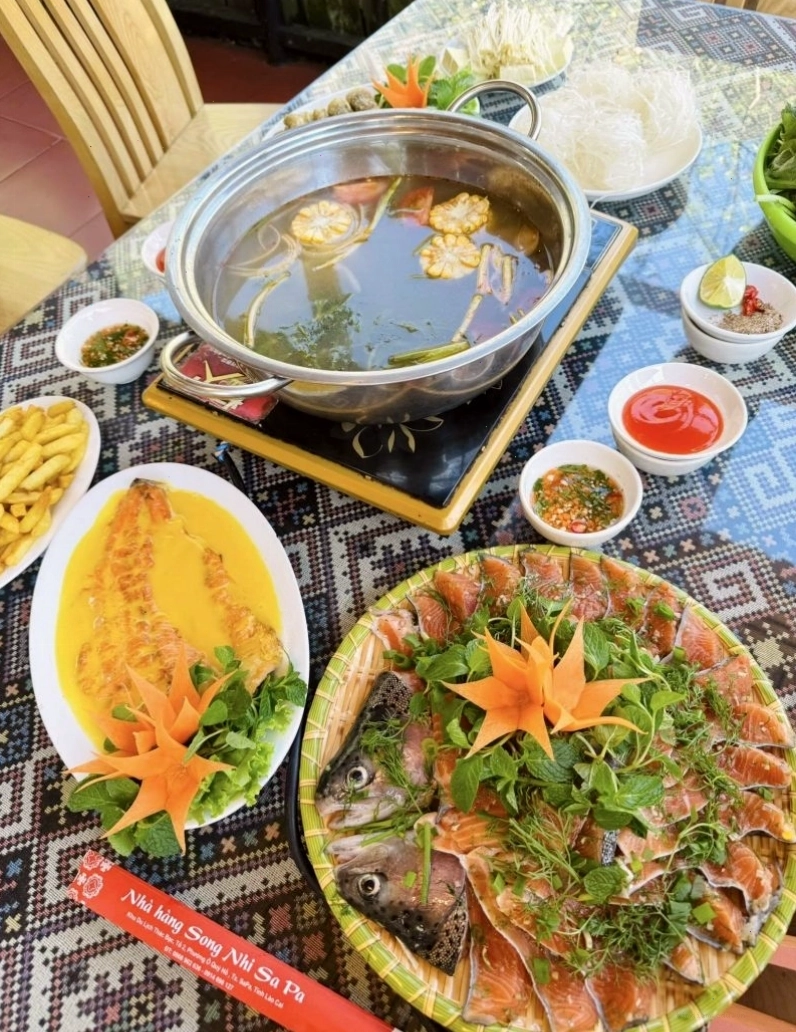 Món cá hồi tươi ngon tại Nhà hàng cá hồi Song Nhi Sapa
