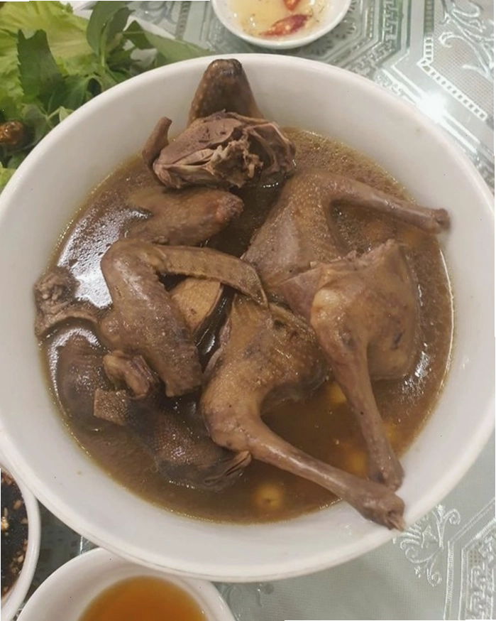 Món chim hấp tại nhà hàng Tuấn Giang