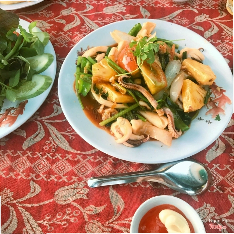 Món mực xào chua ngọt hấp dẫn tại Nhà hàng Trùng Dương Quán