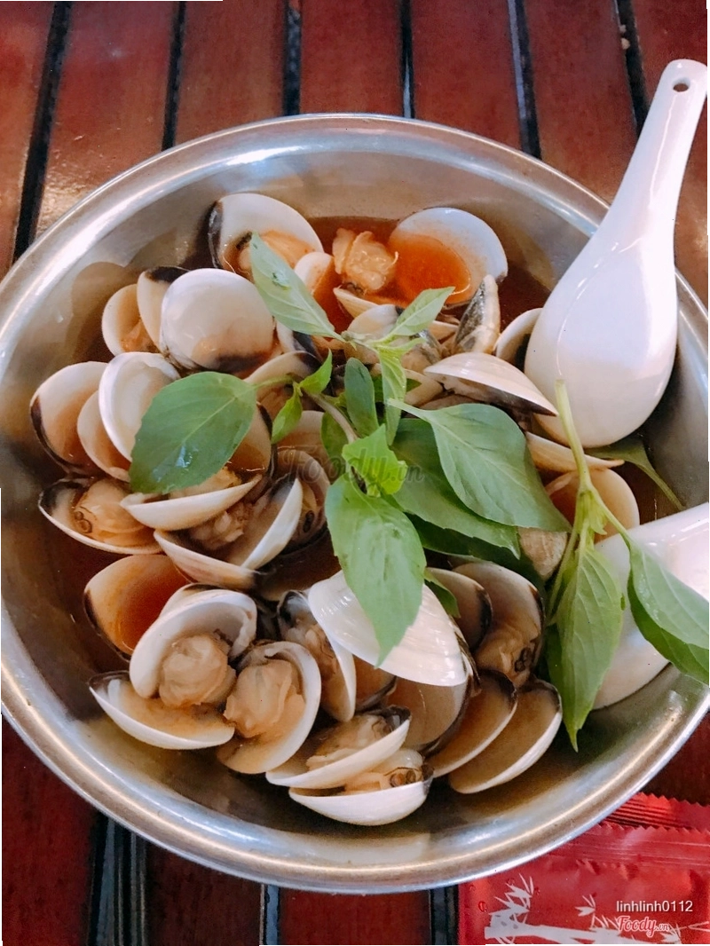 Món nghêu hấp thái tại nhà hàng bên sông