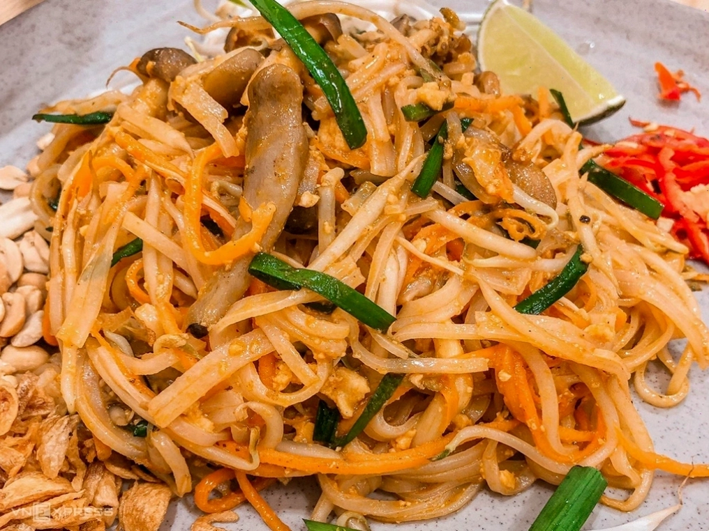Món Pad Thai chay với nấm và rau củ