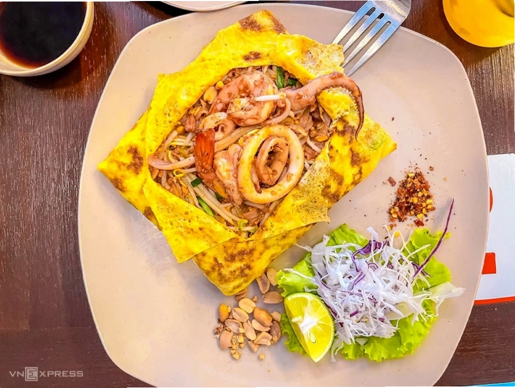 Món Pad Thai truyền thống với tôm và mực