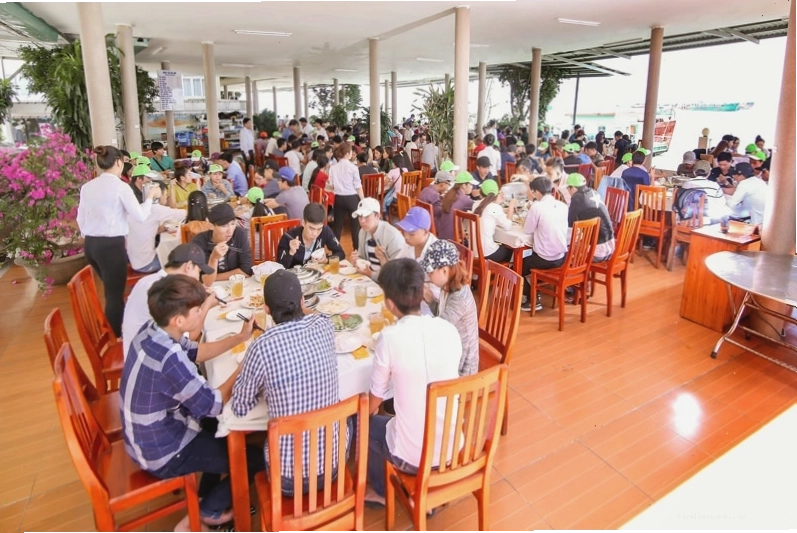 Món tôm sốt hạt điều tại nhà hàng hải sản Lâm Đường