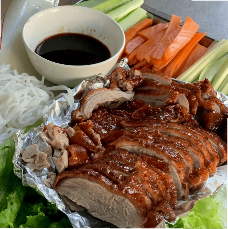 Món vịt quay vàng giòn hấp dẫn