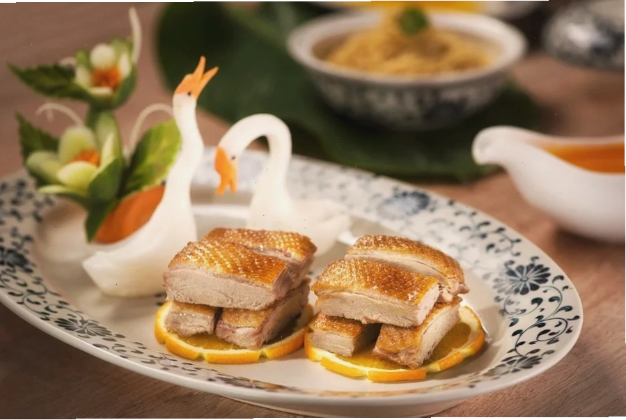 Món Vịt sốt quýt đặc trưng của Nhà hàng Mandarine