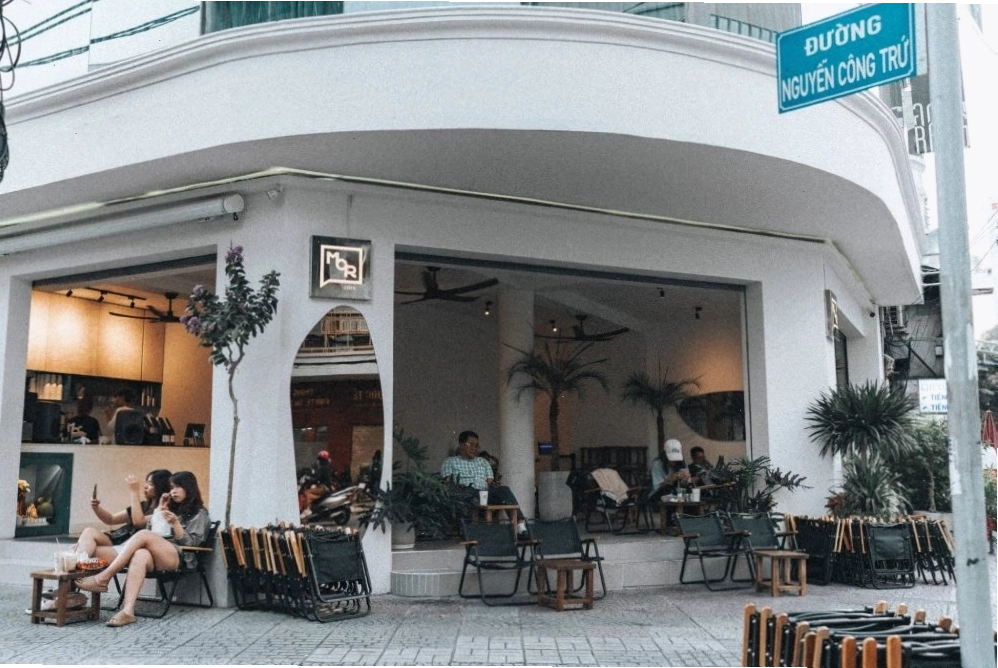 MOR CAFE sở hữu không gian mát mẻ và chill