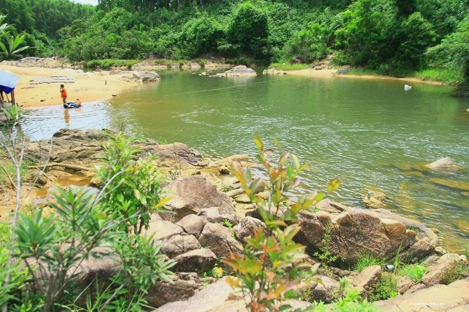 Một bãi tắm chính tại suối Khe Đầy với nhiều du khách đang vui chơi