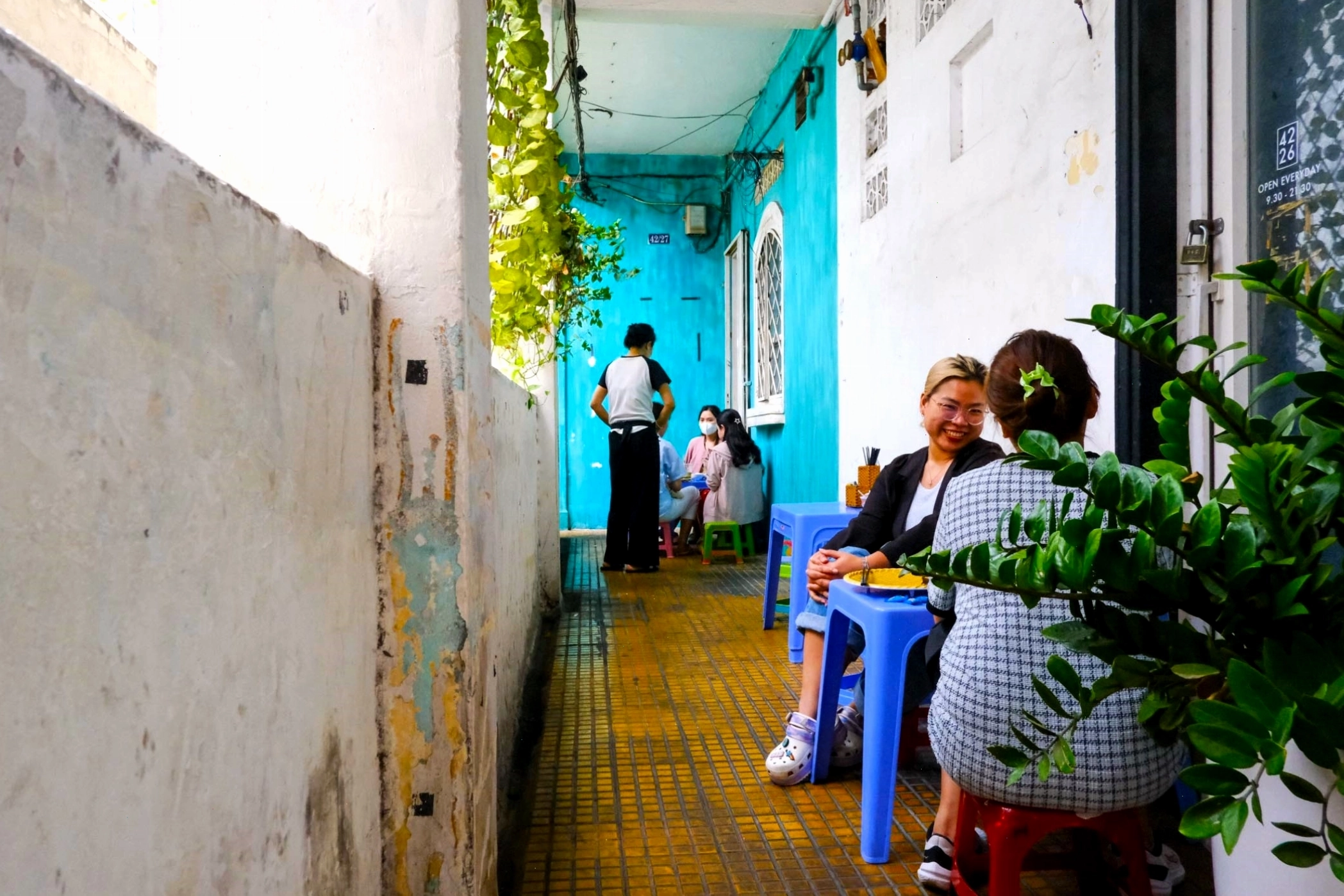 Một ban công nhỏ với cây xanh tại The Cafe Apartment