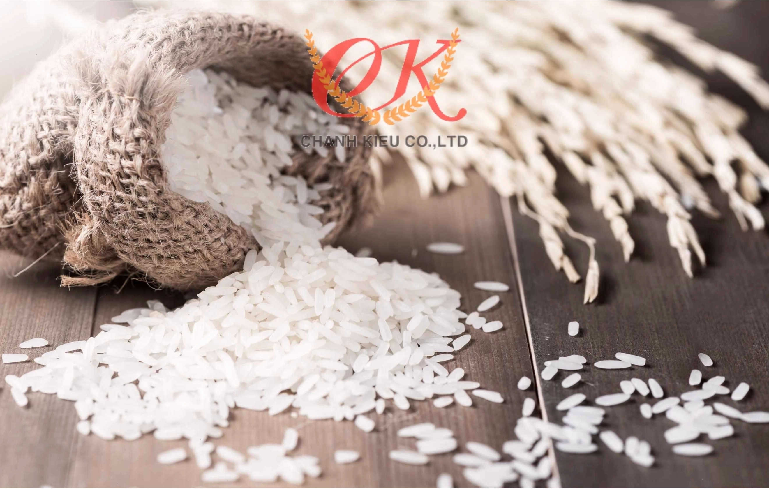 Một góc bàn ăn với các món ăn hấp dẫn tại Nhà hàng Gạo