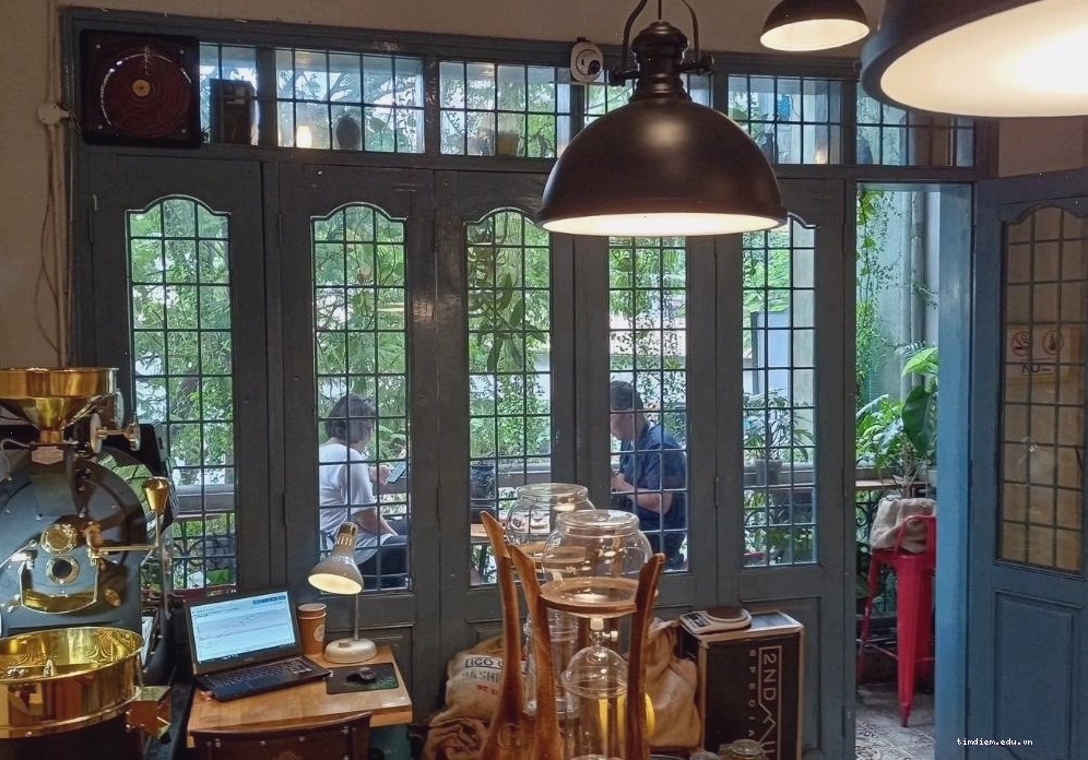 Một góc ban công xinh xắn tại quán cafe