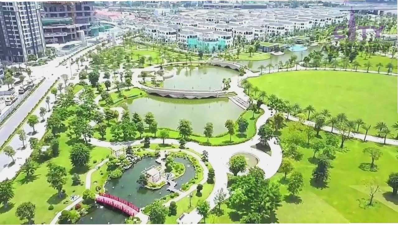 Một góc công viên với tượng đài Châu Văn Liêm và không gian cây xanh