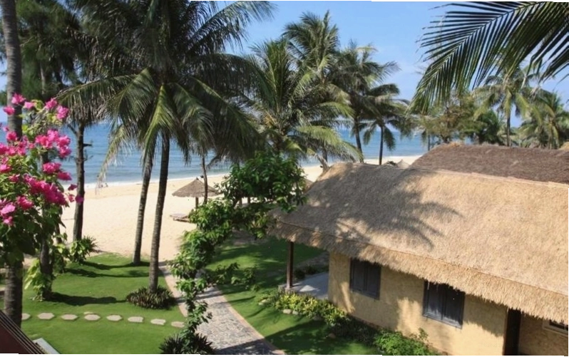 Một góc hồ bơi tại Bamboo Village Resort Mũi Né