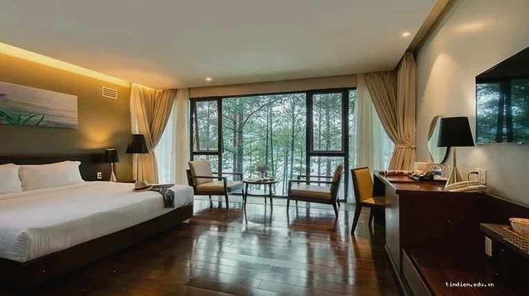 Một góc kiến trúc biệt thự tại Terracotta Hotel & Resort Dalat với ban công nhìn ra rừng thông