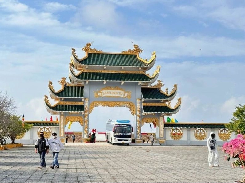 Một góc kiến trúc tâm linh tại khu du lịch sinh thái Khai Long