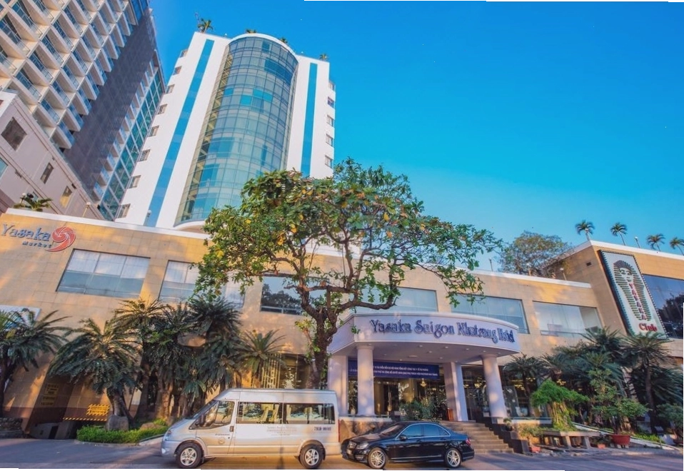 Một góc nhìn bao quát về khách sạn Yasaka Sài Gòn Nha Trang và các tiện nghi
