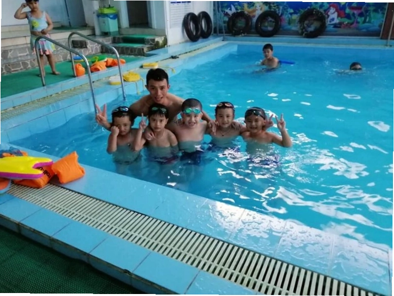Một góc nhìn khác về Bể bơi Tuổi Trẻ, cho thấy sự rộng rãi của không gian