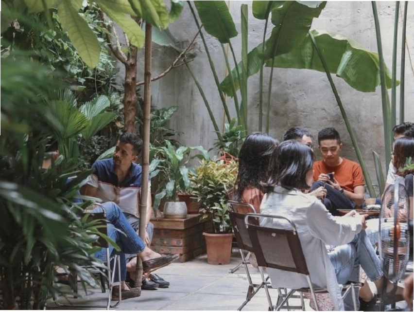 Một góc quán cafe sân vườn yên tĩnh thích hợp cho làm việc và đọc sách