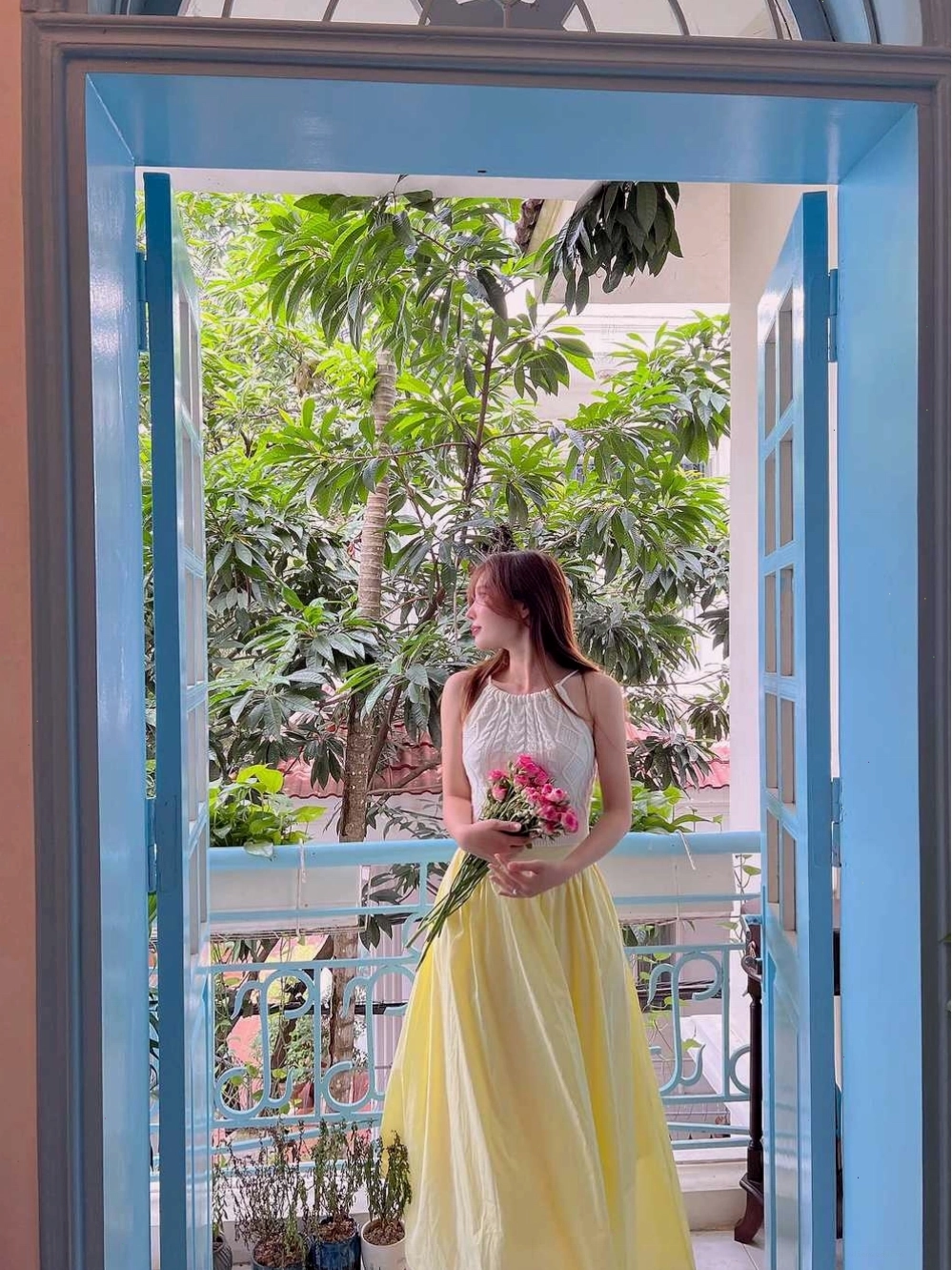Một góc quán cafe vắng vẻ với ánh sáng yếu