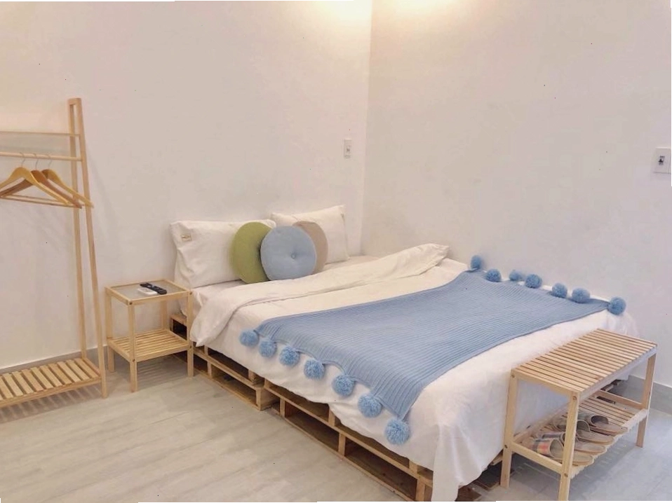 Một góc trang trí lãng mạn với hoa và ánh đèn tại The Chill Homestay