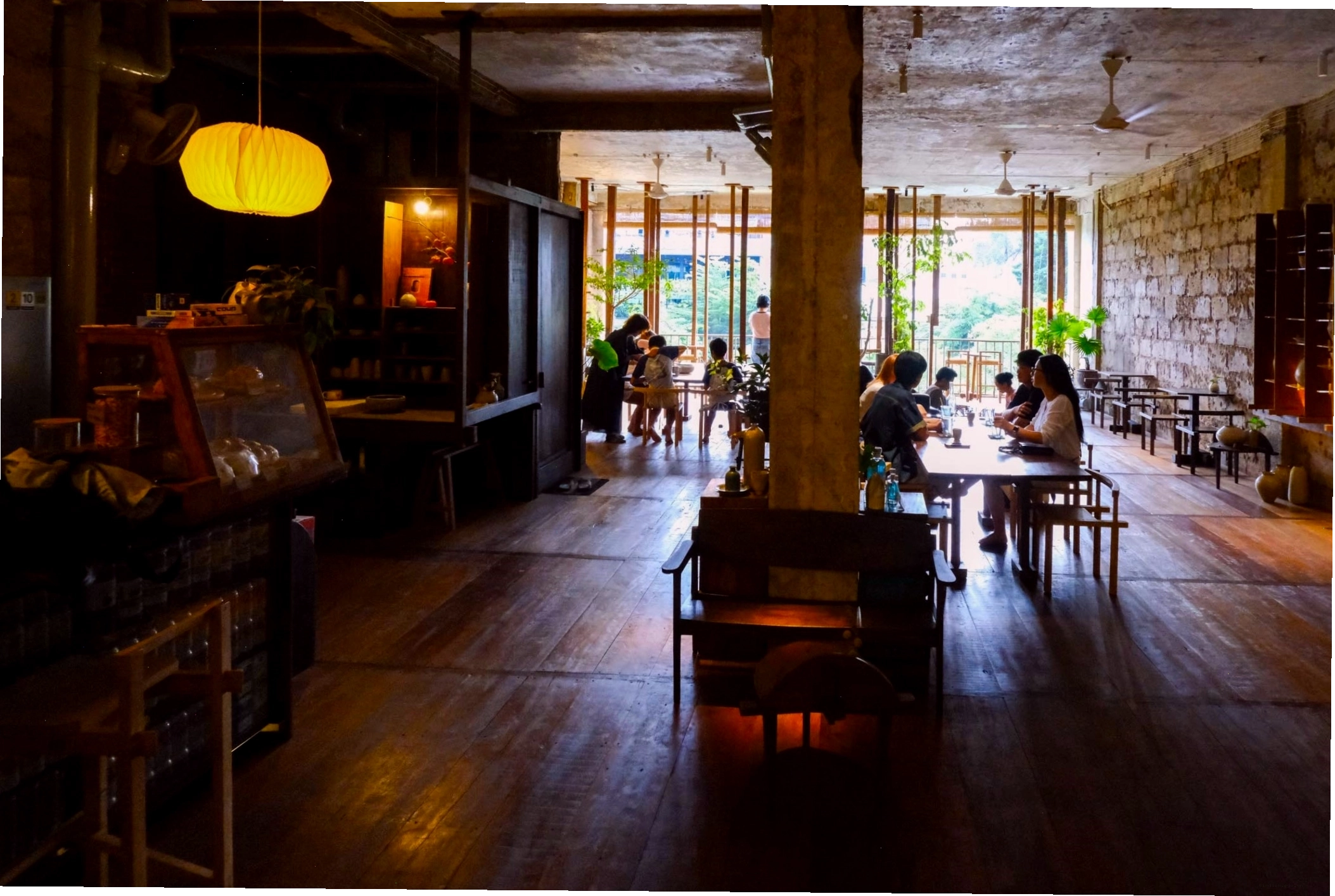 Một góc trang trí nghệ thuật trong The Cafe Apartment