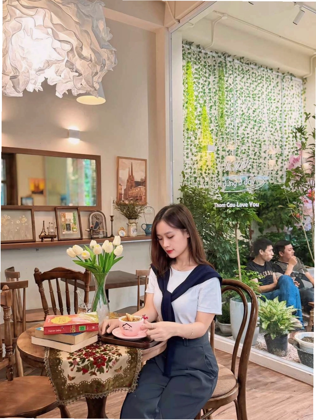 Một góc trang trí tinh tế tại Thom Cau Coffee