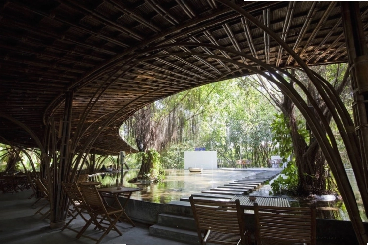 Một góc trang trí xanh mát tại New Wind Cafe