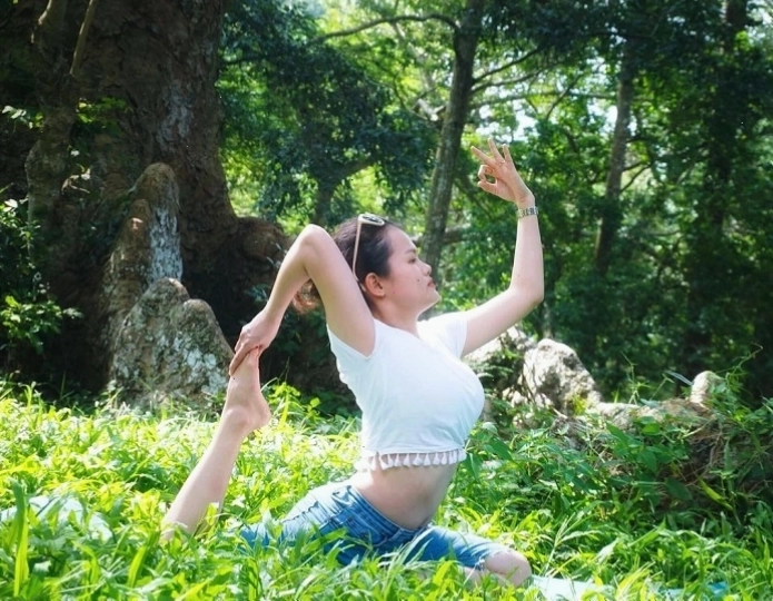 Một góc yên bình tại Suối Tre với cây cổ thụ và lối đi mòn