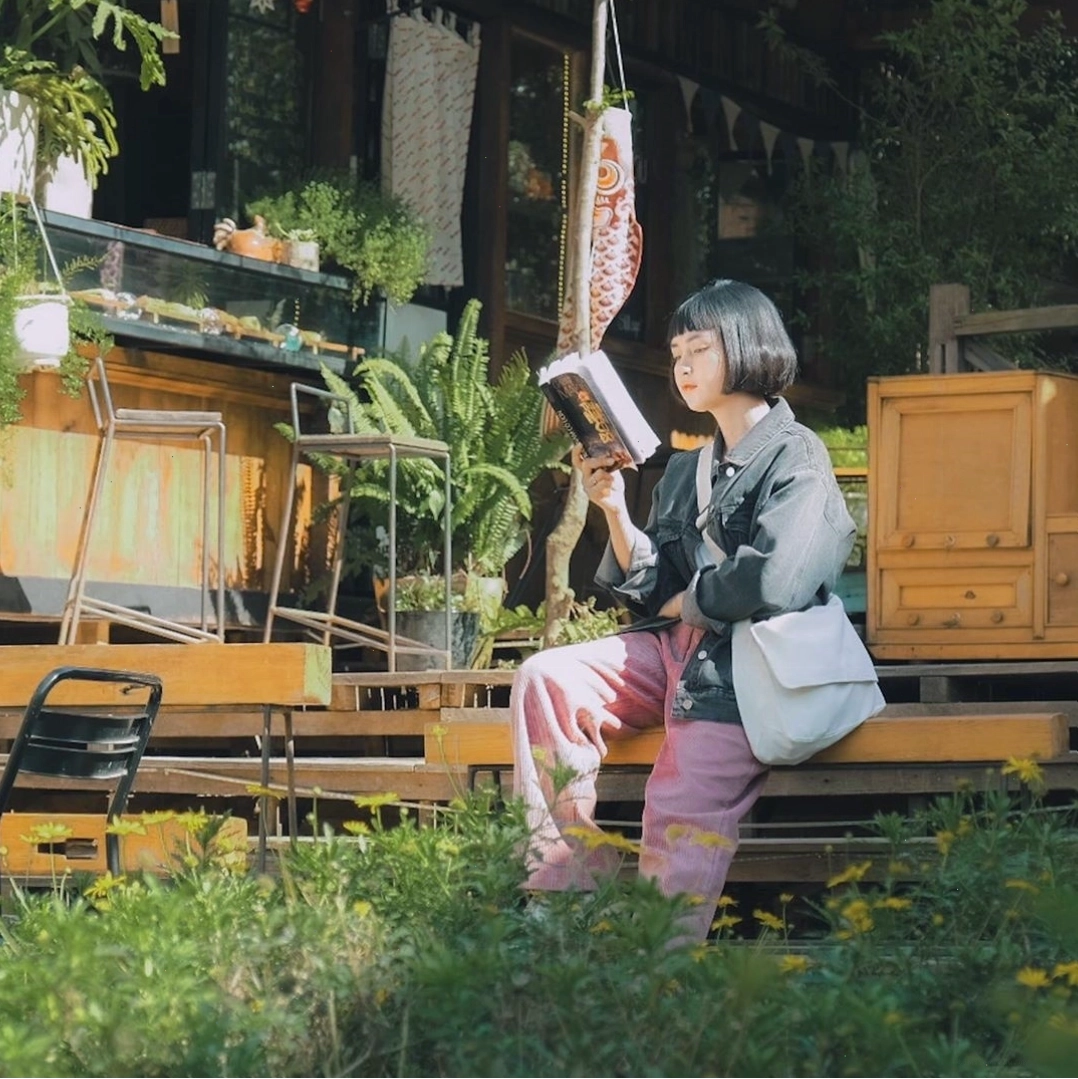 Một góc yên tĩnh để đọc sách tại Still Cafe