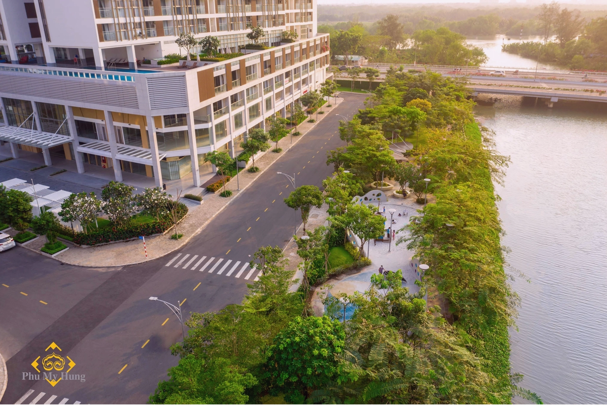 Một góc yên tĩnh tại Sakura Park với ghế đá và cây xanh