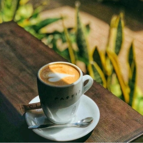Một góc yên tĩnh trong quán cafe với ánh nắng chiếu qua cửa sổ