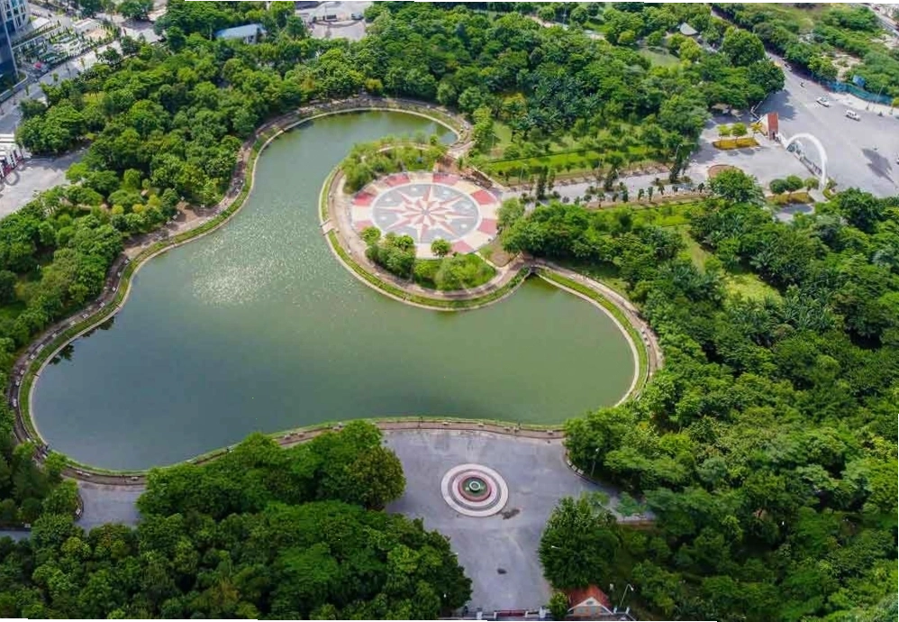 Một người đang chạy bộ quanh hồ điều hòa trong công viên Cầu Giấy.