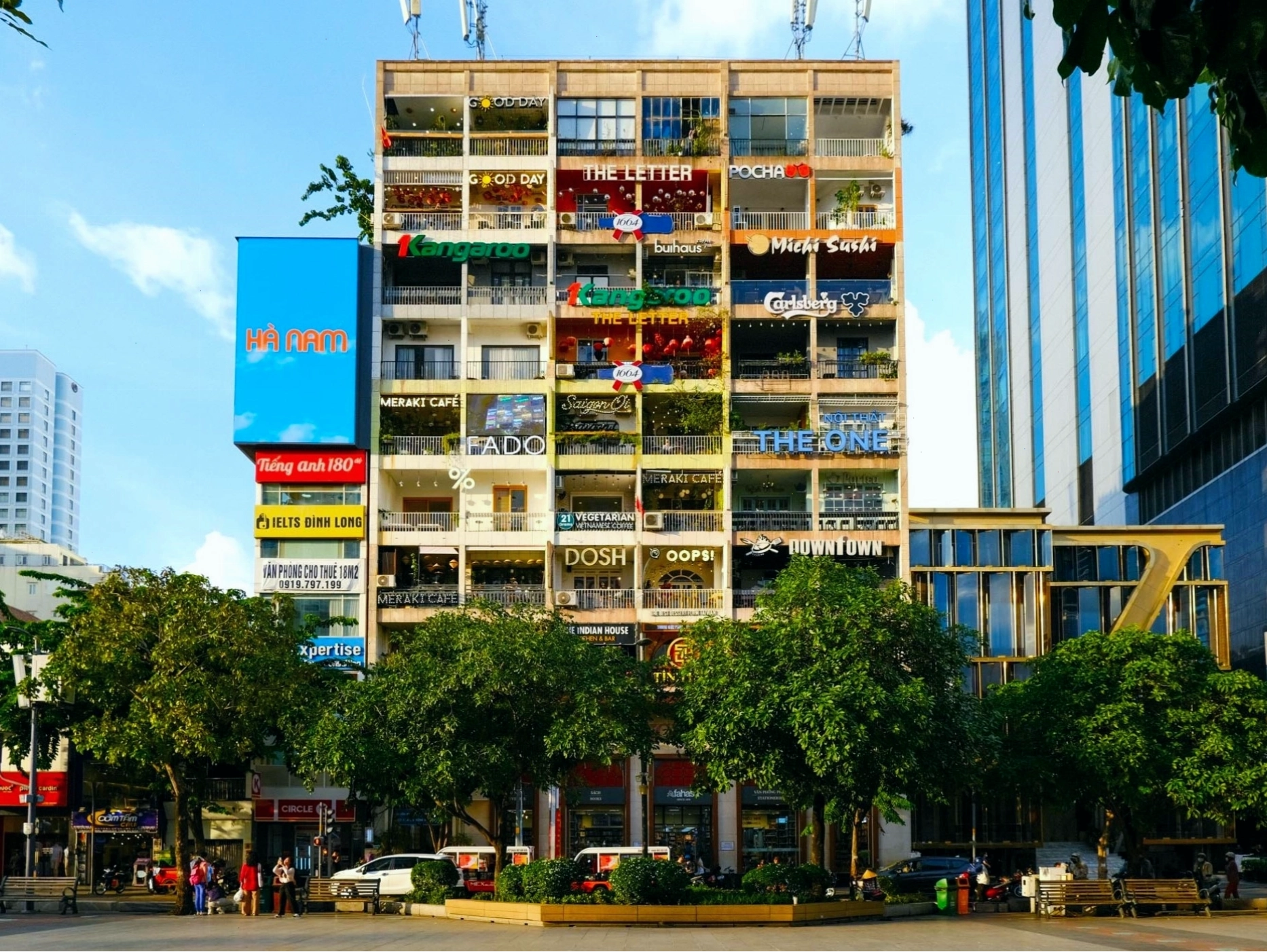 Một quán cà phê với phong cách trang trí vintage tại The Cafe Apartment